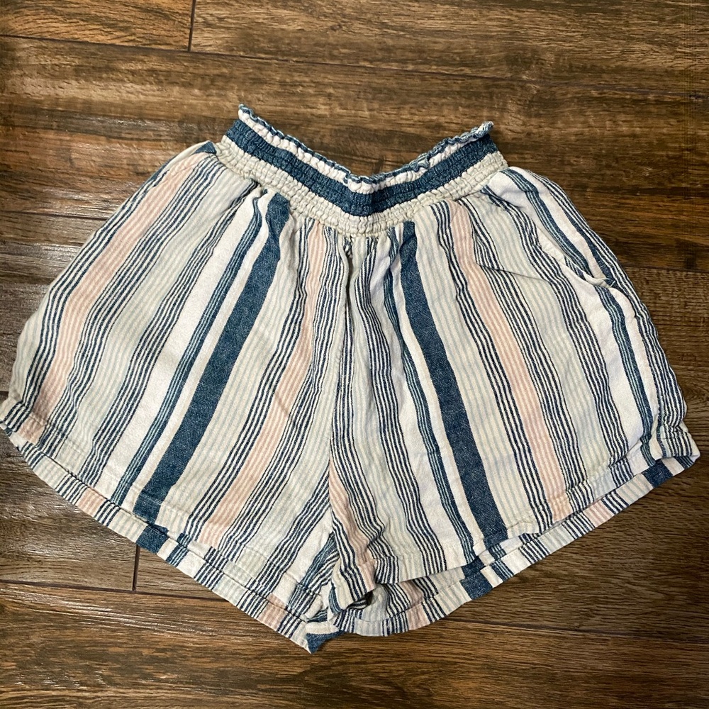 Universal thread pull on striped shorts